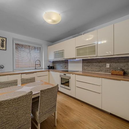 Huge Apartment Next To Train Station Close To The City Center Братислава Экстерьер фото